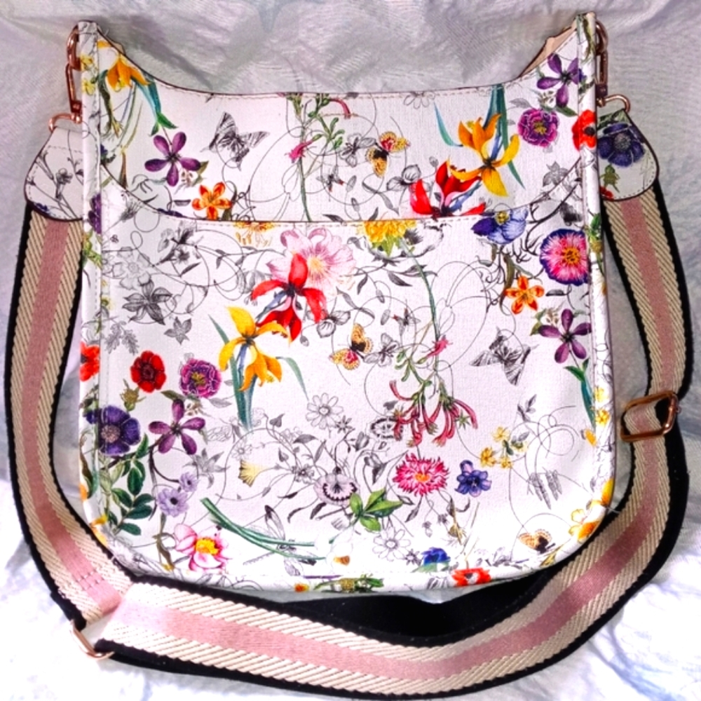 Imoshion Luxury Vegan Flower crossbody with matching wallet.